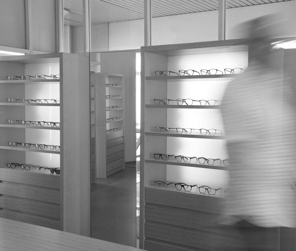 Home 9243 BW 72dpi 01